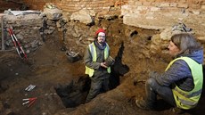 Archeologové na�li mimo jiné t�i celé zachovalé nádoby ze 14. století.