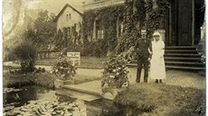 Karel Maria Chotek je na snímku z roku 1915 zachycen se sestrou Adou na zámku...