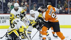 Jakub Voráek z Philadelphie se pokouí procpat puk za brankáe Pittsburghu...