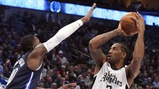 Kawhi Leonard z Los Angeles Clippers st�ílí, blokuje ho Dorian Finney-Smith z...