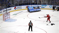 Jaccob Slavin pi souti v pesnosti stelby na Utkání hvzd NHL.