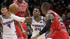 Buddy Hield ze Sacramenta sahá po míi v utkání s  Chicagem.