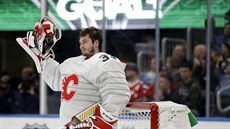 David Rittich hlídá bránu Calgary ped Joem Thorntonem z Toronta. Te se s ním sejde v jednom týmu