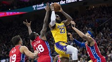 LeBron James z Los Angeles Lakers se prosazuje proti obraně Philadelphia 76ers.