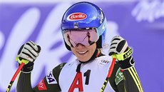 Mikaela Shiffrinová v cíli superobího slalomu v Bansku.