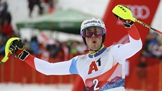 Daniel Yule v cíli slalomu v Kitzbühelu.