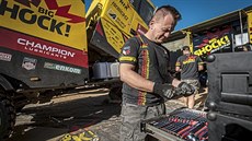 Liberecký závodník David Pabika astný v cíli minulého roníku Rallye Dakar. Te se chystá na dalí start. 