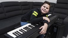 Nevidomý pianista Pavel Minaík s novým nástrojem (17.1.2020).