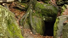 Vstup do jeskyn Smrdutá v Hostýnských vrích, která je dlouhá 56 metr