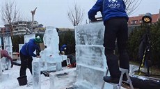 Sochai v Praze sekají do ledu postavy ze svta ar a kouzel