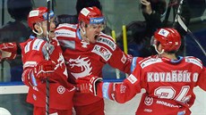 Třinečtí Ondřej Kovařčík a Aron Chmielewski společně slaví gól.