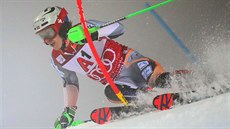 Norský ly�a� Henrik Kristoffersen na trati slalomu ve Schladmingu.