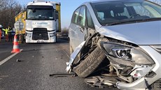 Nehoda kamionu s autem zavela dálnici D7 na Prahu. (21.1.2020)