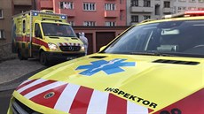 Záchranái odvezli nkolik ían z hotelu v Praze do nemocnice. (28.1.2020)