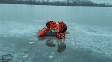 Hasii zachraovali z rybník u Tovaova dv srny, které se proboily v tenkém ledu a nedokázaly se dostat zpt na beh.