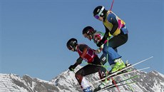 �eský skikrosa� Richard Zachoval (vpravo) na olympiád� mláde�e v Lausanne.