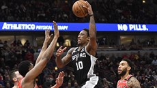 DeMar DeRozan (10) ze San Antonia zakonuje na ko Chicaga.