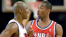 Momentka z roku 2003. Michael Jordan (vlevo) a Kobe Bryant bhem Utkání hvzd.