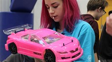 Růžový model závodního auta na vodíkový pohon se liší hlavně ve svých útrobách,...