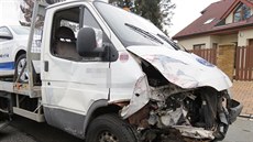 Nákladní auto v Pardubické ulici v Hradci Králové pokodilo dalí vz i...