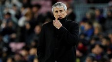 Trenér Quique Setien b�hem premiérového utkání na lavi�ce Barcelony.