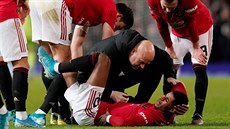NEMَU DÁL. Marcus Rashford z Manchesteru United (na zemi) musel být b�hem...