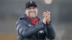 Liverpoolský trenér Jürgen Klopp tleská fanouškům po vítězství nad...