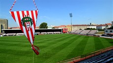 Pohled z protilehlé tribuny na stadionu Viktorie Žižkov.