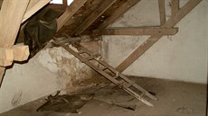 Jakmile p�estala slou�it p�vodnímu ú�elu, pomalu chátrala, st�echou za�alo...