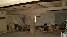 Zchátralá ruina s opadávající fasádou, sklepem zatopeným vodou a d�ravou...