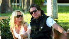 Pamela Andersonová a Jon Peters (11. února 2004)