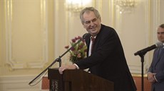 Prezident Zeman s premiérem Babiem a ministrem vnitra Hamákem v Lánech