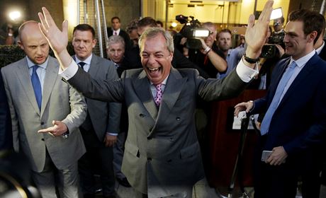 Pedseda Strany nezvislosti Nigel Farage slav odhlasovn odchodu z Evropsk...