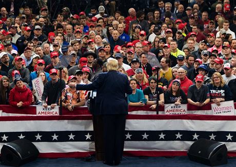 Prezident Donald Trump hovoí bhem kampan v Iow. (30. ledna 2020)