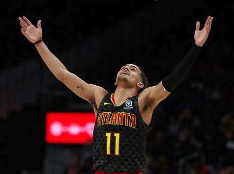 Trae Young z Atlanty oslavuje proti Philadelphii.