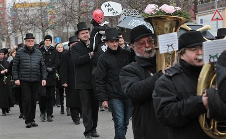 Lidé v Orlové se rozlouili s oddlením ortopedie symbolickým smutením...