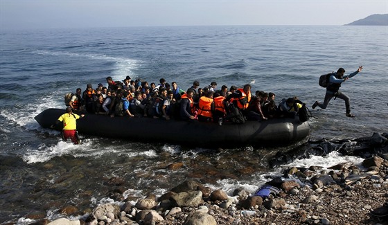 Peplnný lun s uprchlíky pistává na ostrovu Lesbos. (19. íjna 2015)