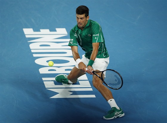 Srb Novak Djokovič odehrává balon během semifinále Australian Open.