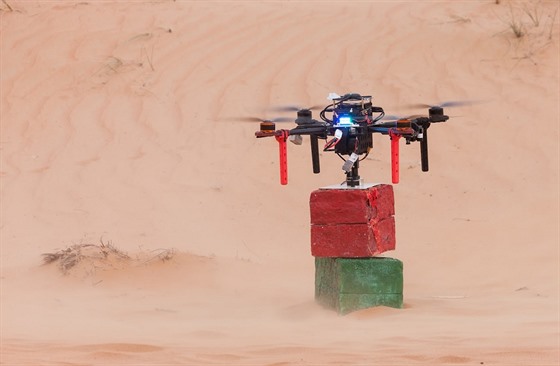 Tým mladých robotik z praského VUT se v tchto dnech chystá v arabském Abú...