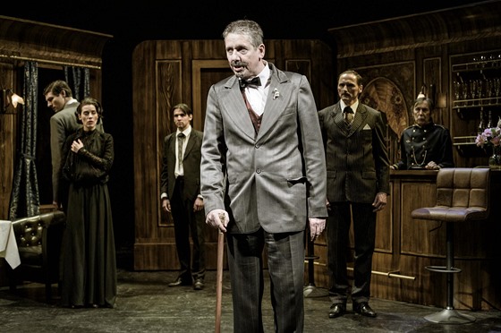 Hercule Poirot m��í v libereckém divadle tém�� dva metry, ztvární ho Zden�k Kupka.