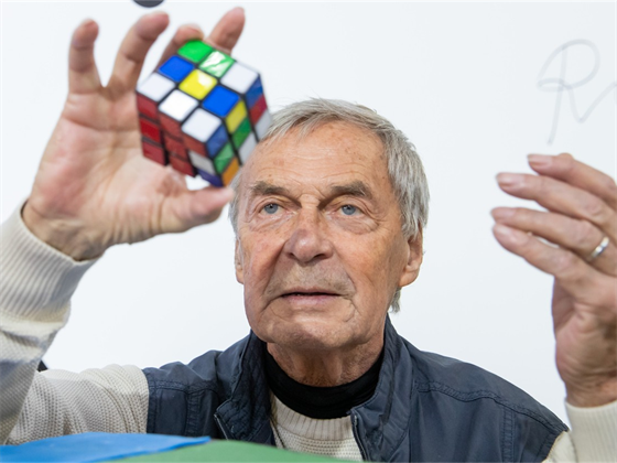 Profesor Rubik urit v 70. letech neekal, e jeho pvodn devná hraka ve...