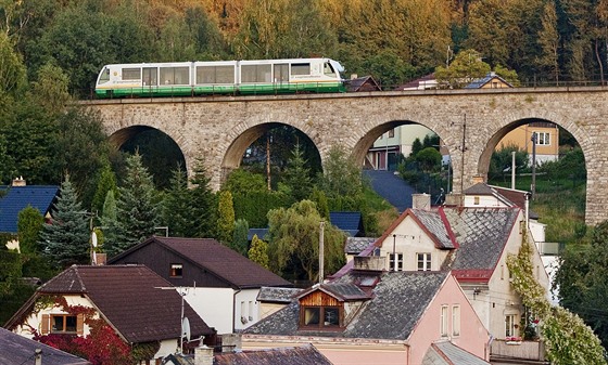 Dvaadvacet most a viadukt je na trati z Karlových Var do Mariánských Lázní....