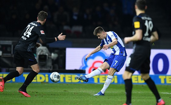 Krzysztof Piatek z Herthy Berlím stílí ba branku Schalke.