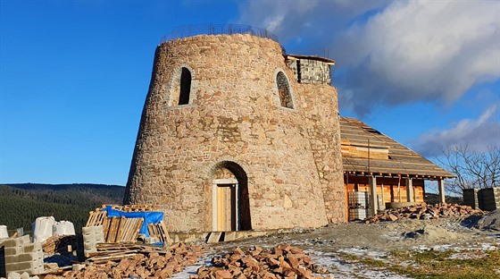 Fotografie tém hotové poátení fáze stavby repliky rozhledny, která vzniká...