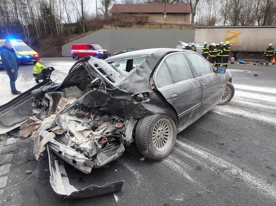 Při nehodě tří aut na silnici I/33 před Náchodem hasiči odstraňovali z vozovky...