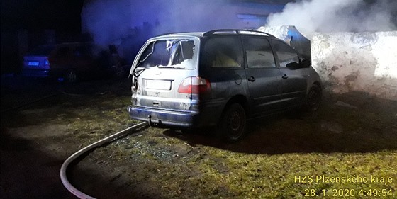 Plameny zničily dvě osobní vozidla ve Velkém Boru nedaleko Horažďovic. Za...