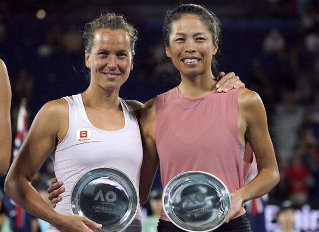 Zkušená dvojka válí. Strýcová s parťačkou si užívají návrat k tenisu