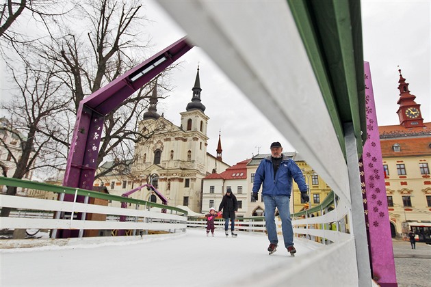 Led umlého kluzit na Masarykov námstí v Jihlav, které za sezonu vyuilo...