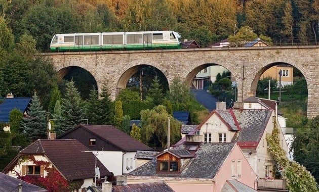 Dvaadvacet most a viadukt je na trati z Karlových Var do Mariánských Lázní....