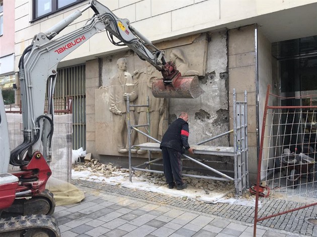 Reliéf od Josefa Kaplického poniili pi rekonstrukci budovy.